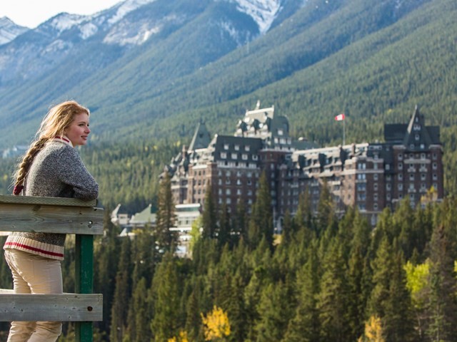 شاهدوا: احتجاز 500 سائح داخل "منتجع" و150 دولار للخروج