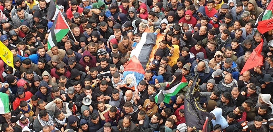 شاهد: جماهير طولكرم تشيع جثمان الشهيد بدر نافلة