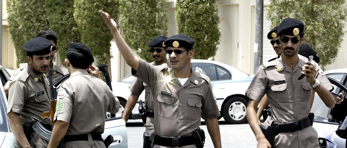 بالفيديو: الأمن السعودي يلقي القبض على " شاب " حاول عرض مخدرات على " فتاة"