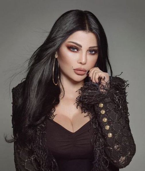 هل ألمح المنتج المصري"محمد وزيري" لانتهاء قصة حبه مع "هيفاء وهبي"؟