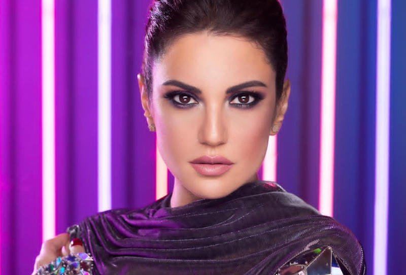 بالصور : الفنانة التونسية "درة "  تؤدي مناسك العمرة و بالكمامة خشية فيروس "كورونا"