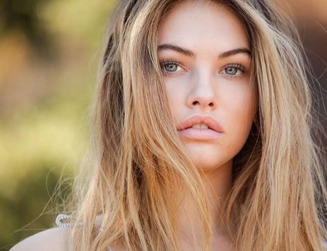 بالفيديو والصور: مريضة تعزف الكمان أثناء الخضوع لجراحة بالمخ