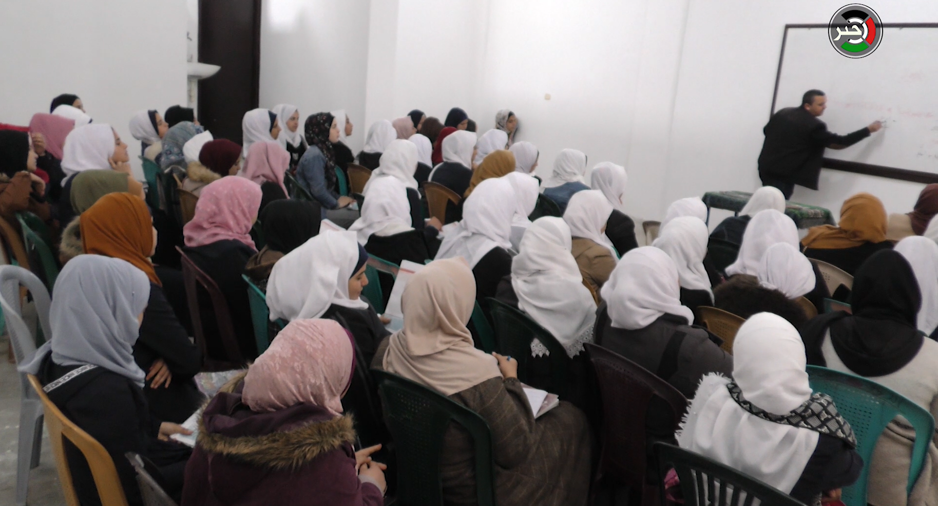 بالفيديو: مركز تعليمي يُقدم دروس مجانية لطلبة "توجيهي" في غزة