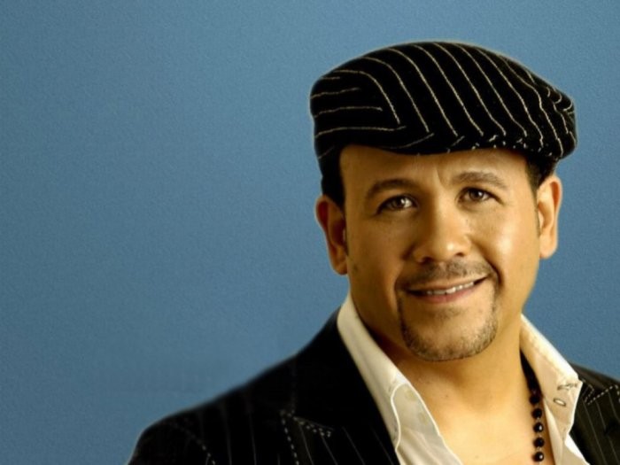 النجم المصري "هشام عباس" يحصد جائزة أفضل مطرب أفراح ٢٠١٩