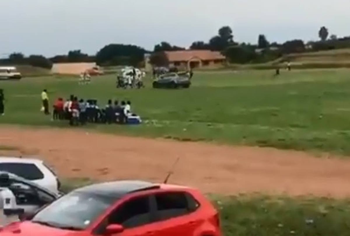 مشجع غاضب يحاول دهس اللاعبين والحكم خلال مباراة بسيارته