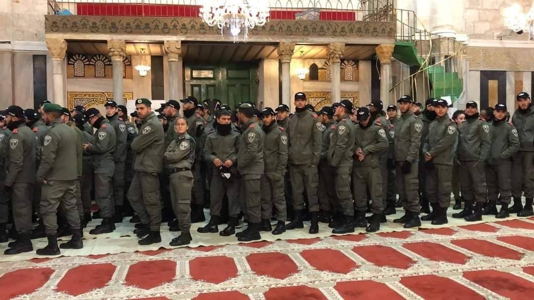 جنود الاحتلال يداهمون الحرم الإبراهيمي باللباس العسكري