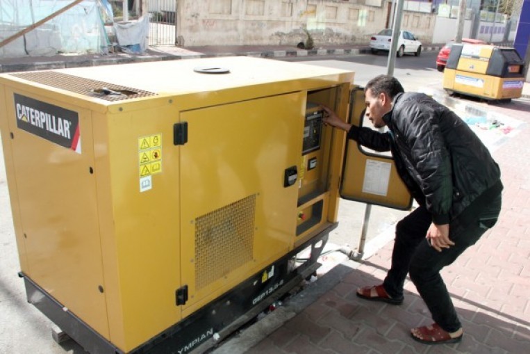 أصحاب مولدات الكهرباء البديلة لـ"خبر": لم يتم تقليل ساعات التشغيل والعدوان يُعيق عملنا