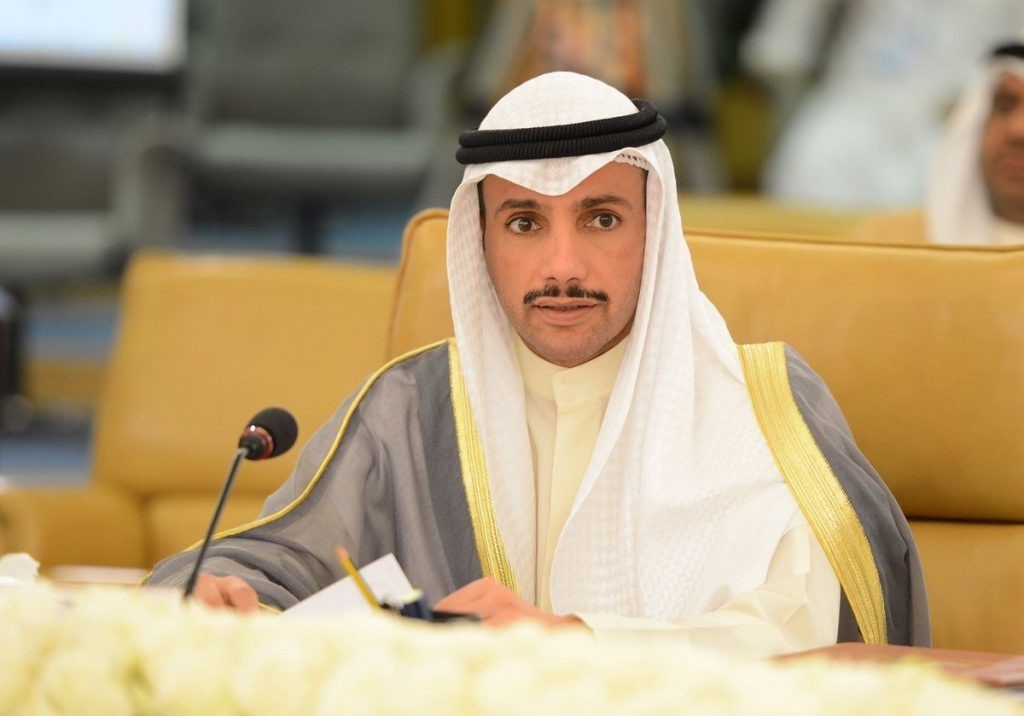 شاهد بالفيديو: رئيس مجلس الأمة الكويتي يُلقي "صفقة ترامب" في سلة القمامة