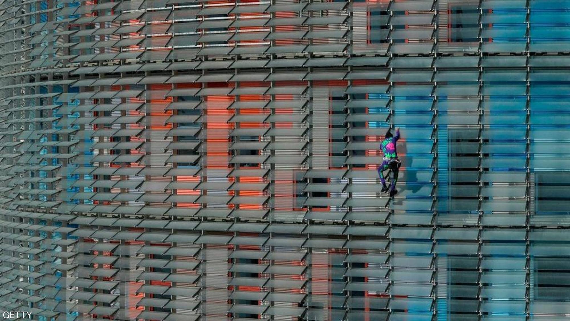 شاهدوا: الرجل "العنكبوت" يفعل "المستحيل" والهدف "فيروس كورونا"