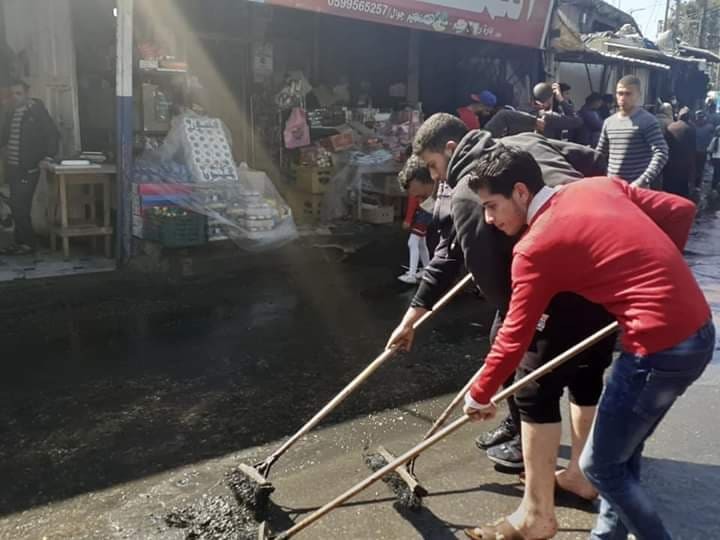 مبادرة شبابية لتنظيف آثار حريق النصيرات