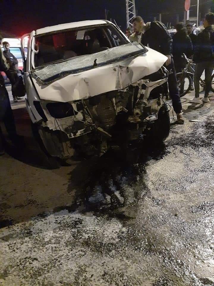 شاهد: 3 إصابات إثر اصطدام جيب شرطة بلافتة وسط قطاع غزّة