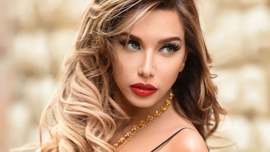 بالفيديو والصور: الفنانة اللبنانية "دانا حلبي" ترتدي الحجاب  وتمسك "القرآن الكريم" بشكل خاطئ