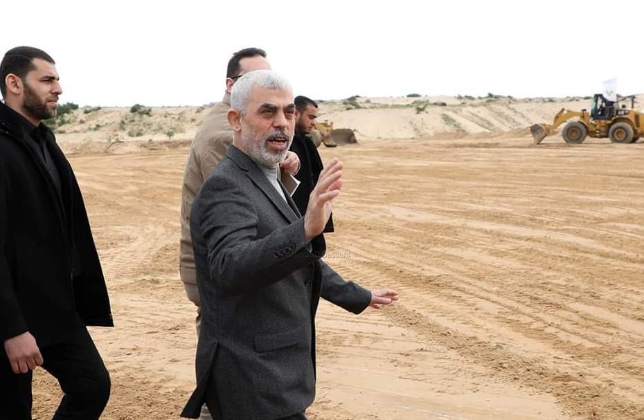 شاهد: السنوار يتفقد مكان إقامة الحجر الصحي في قطاع غزّة