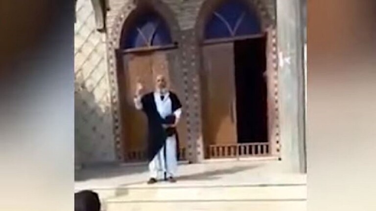 بالفيديو: مواطن "مصري"  يقف أمام مسجد مدعيا أنه "المهدي المنتظر" في زمن كورونا