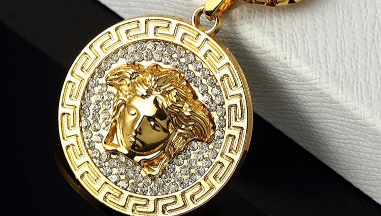 بالفيديو والصور: لص "يصطاد" عقداً ذهبياً بصنارة