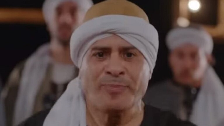بالفيديو: إعلامي "مصري" يغني لفيروس "كورونا"