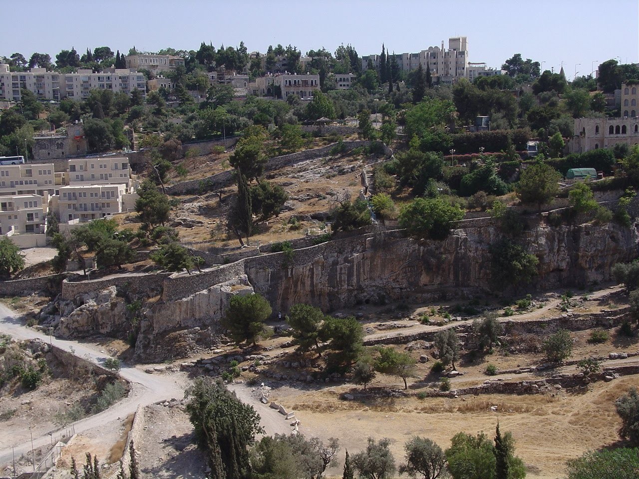 "وادي الربابة".. نموذج حي على اقتلاع الحجر والبشر في القدس المحتلة
