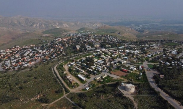 في منطقة خارج سيطرة السلطة