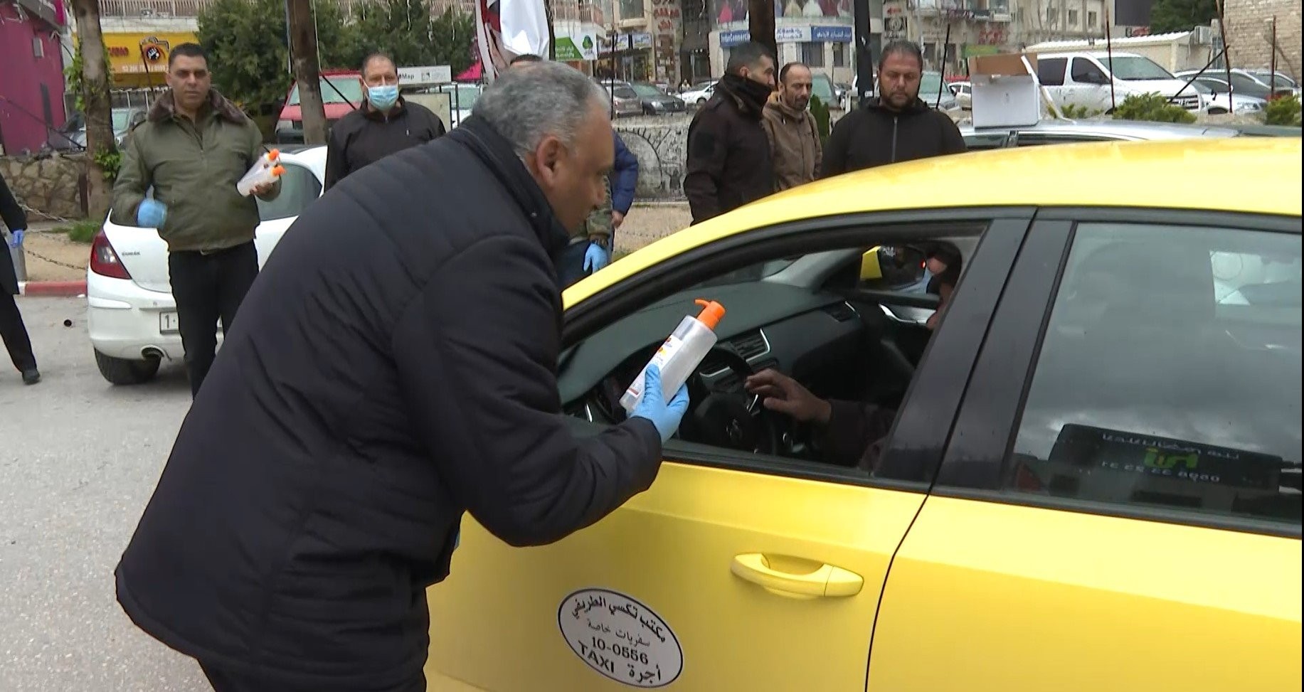 بالفيديو: حركة فتح برام الله تُنظم حملة توزيع أدوات تعقيم على المواطنين لمواجهة كورونا