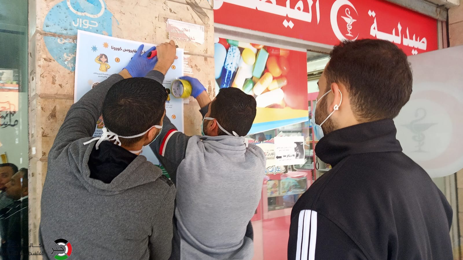 شاهد: مبادرة لوضع لوحات توعية بمخاطر فيروس كورونا في مخيم النصيرات