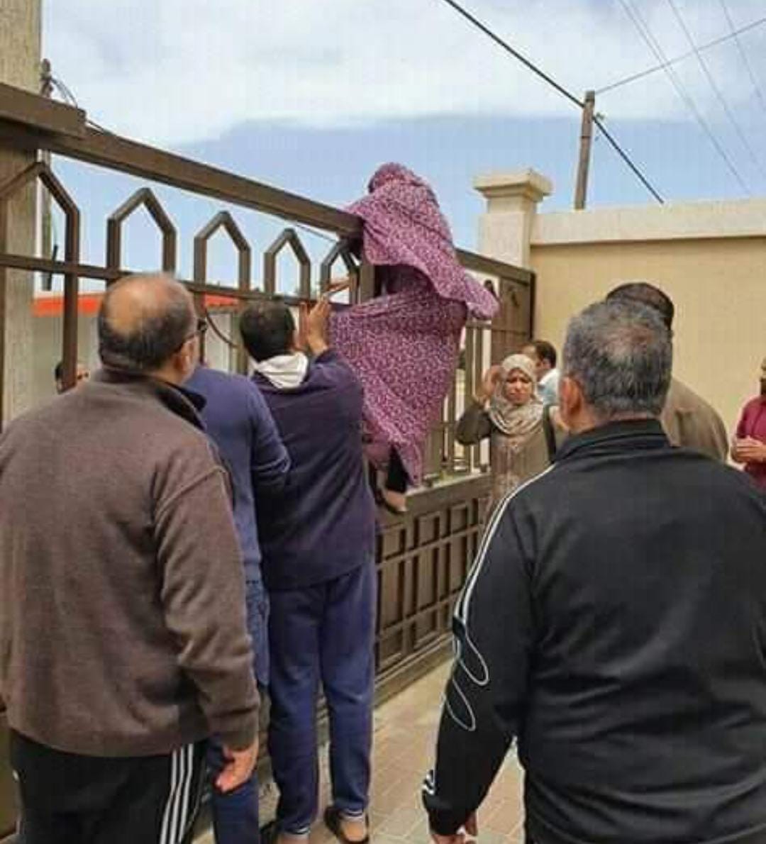 شاهد: سيدة ترد على صورة تداولها نشطاء بزعم محاولتها الهروب من مركز الحجر الصحي بغزة