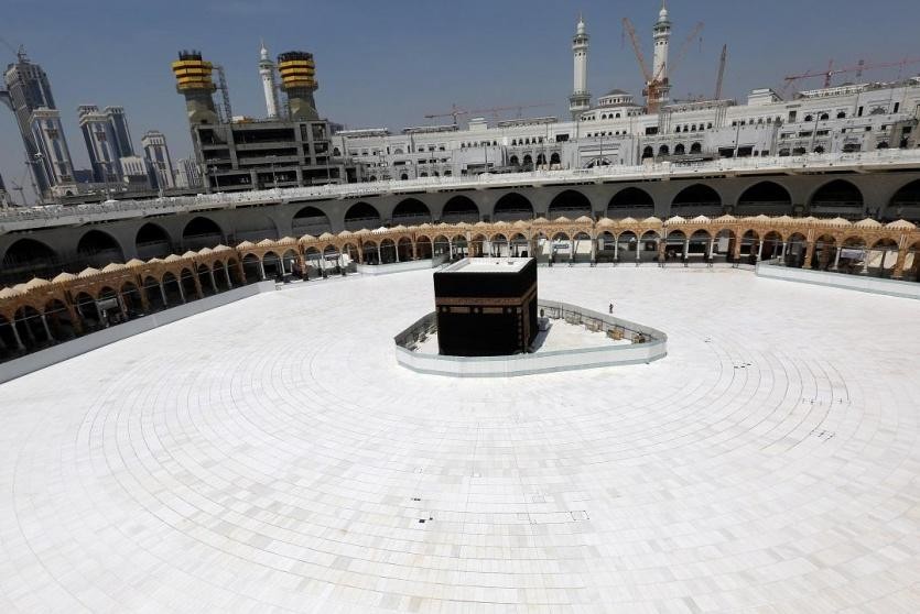 بالفيديو والصور: كيف يتم تعقيم "صحن الطواف" حول الكعبة؟