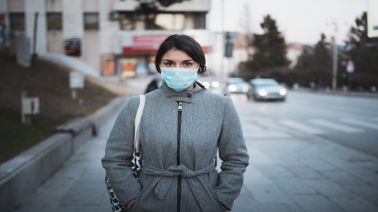 شاهدوا: ليتواني يحبس "زوجته" في الحمام خوفاً من إصابتها بفيروس كورونا