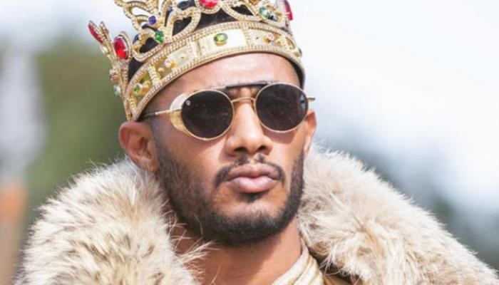 بالفيديو: "محمد رمضان" يحمي نفسه من "فيروس كورونا" بقناع ذهبي