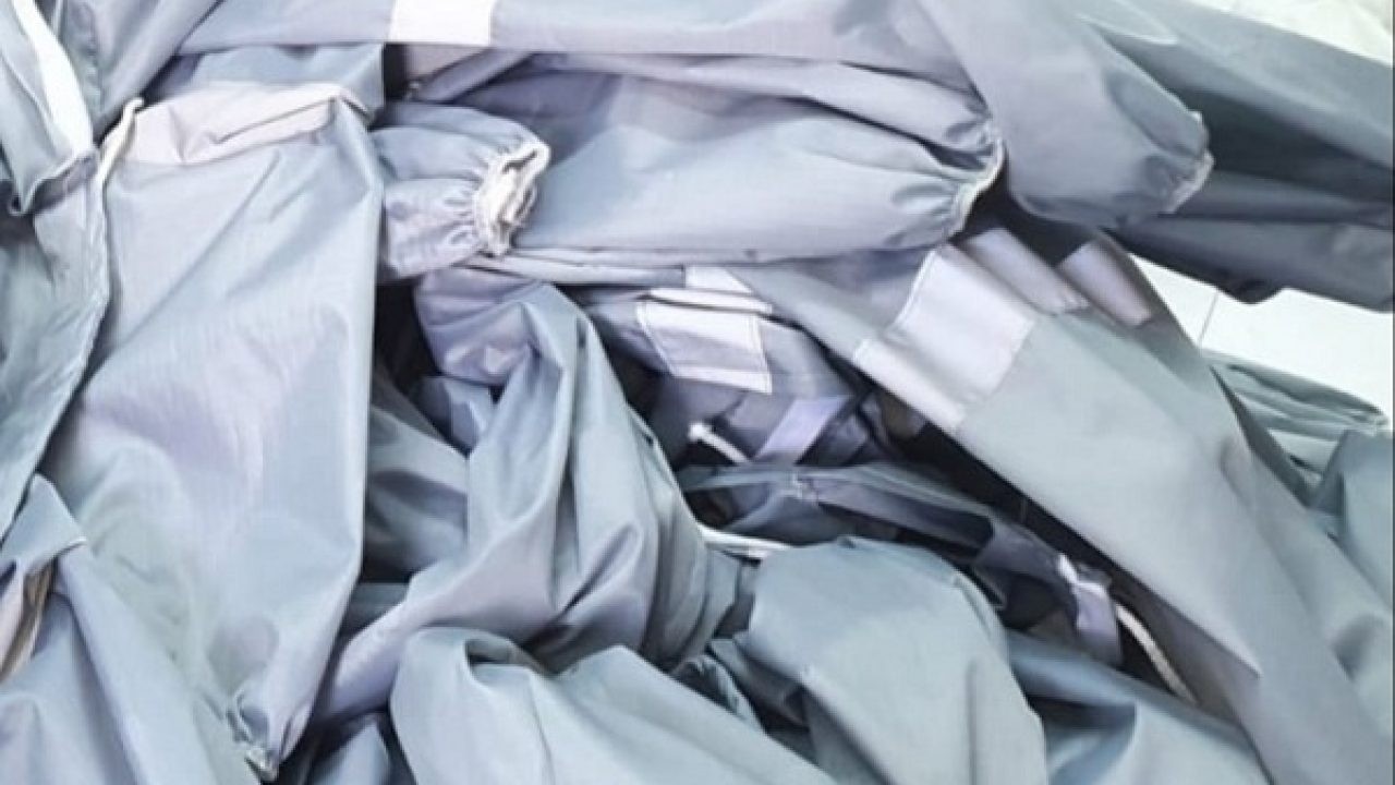 الاقتصاد يغلق مشغلًا لإنتاج الكمامات في الخليل