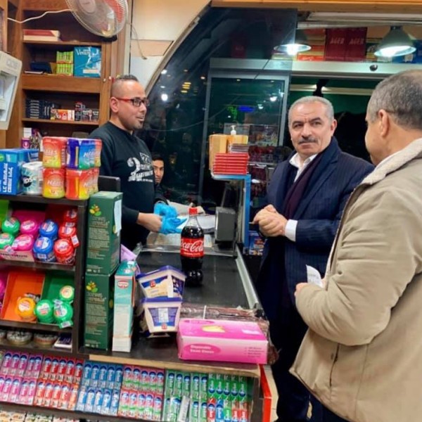 شاهد: اشتية يتجول في أسواق رام الله ويتفقد المحال التجارية