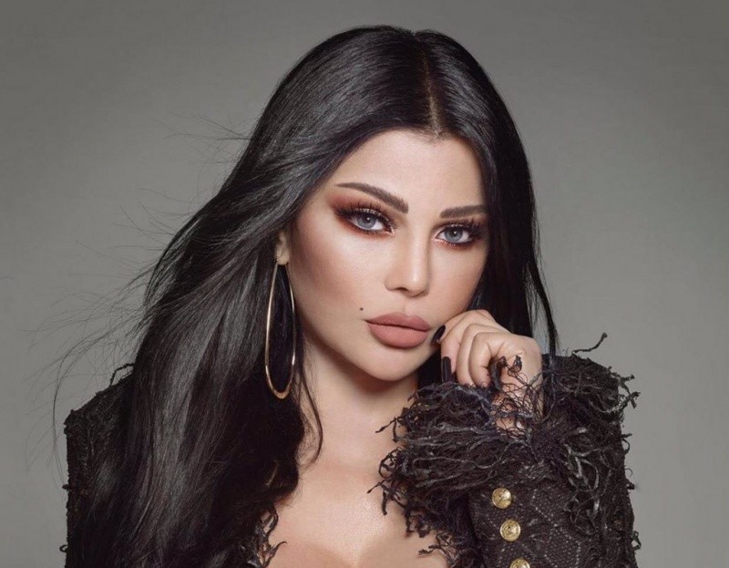 شاهدوا: معجب يقتحم مسرح النجمة "هيفاء وهبي" ويفاجؤها بتصرفه!
