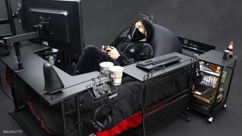 شاهدوا: سرير "خاص" بمدمني الألعاب "الإلكترونية" يثير الكثير من الجدل