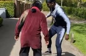 بوغبا يلعب الكرة مع والدته ..والمتابعون: ستنام دون عشاء