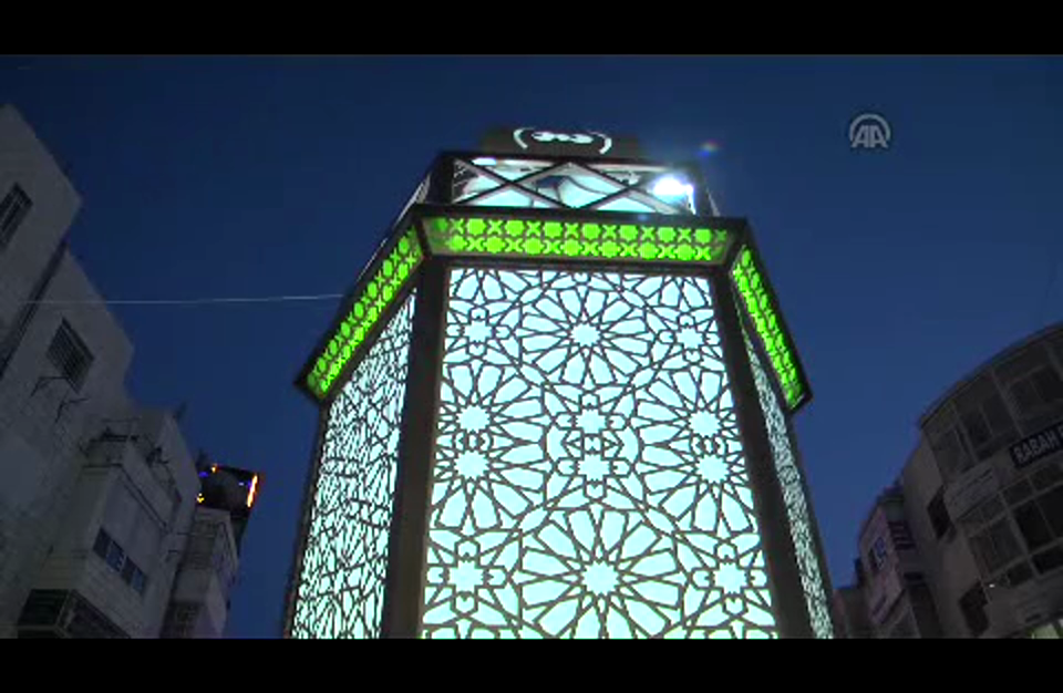 بلدية رام الله تضيء فانوس رمضان