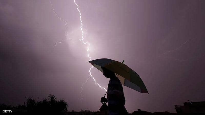 بالفيديو: الصواعق تحصد أرواح 10 أشخاص في الهند