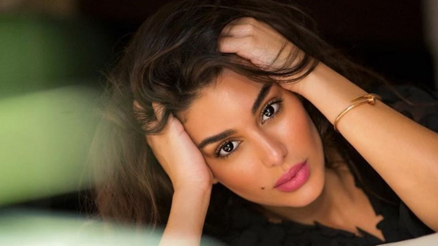 بالفيديو: شيخة سعودية خطفت الأضواء من  النجمة المصرية "ياسمين صبري" في حفل زفافها