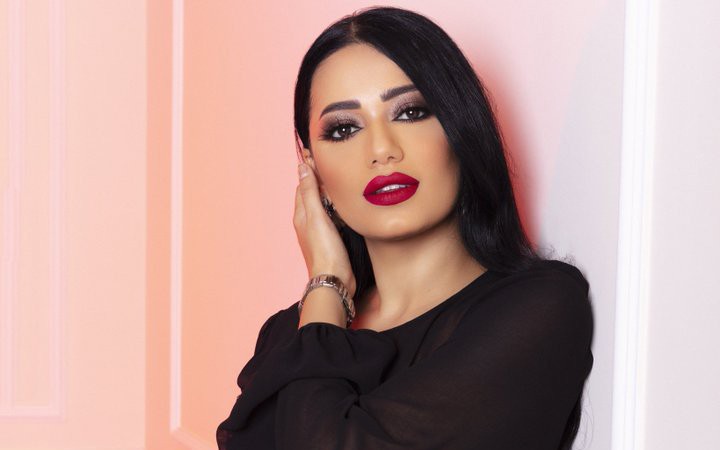 بالفيديو: النجمة العراقية "رحمة رياض" تحتفل بمليونها الأول في الحجر المنزلي