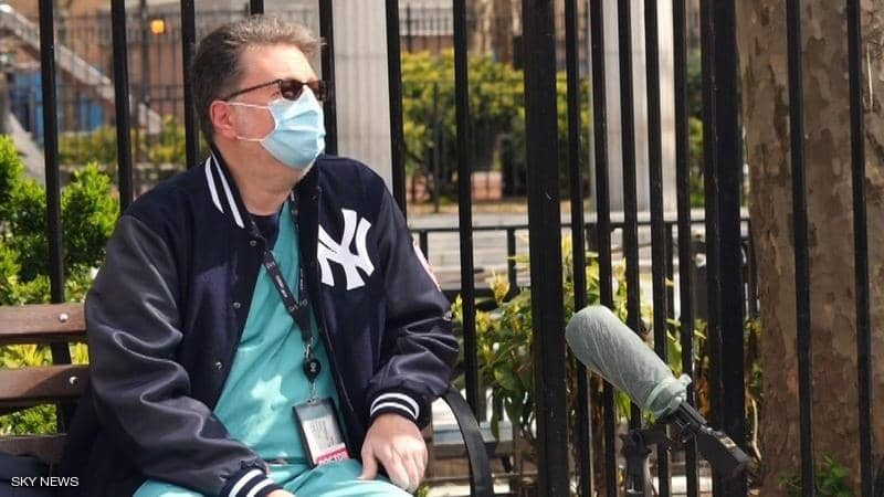 "كوابيس" وباء كورونا.. طبيب رأى "مرضاه" يموتون وحيدين