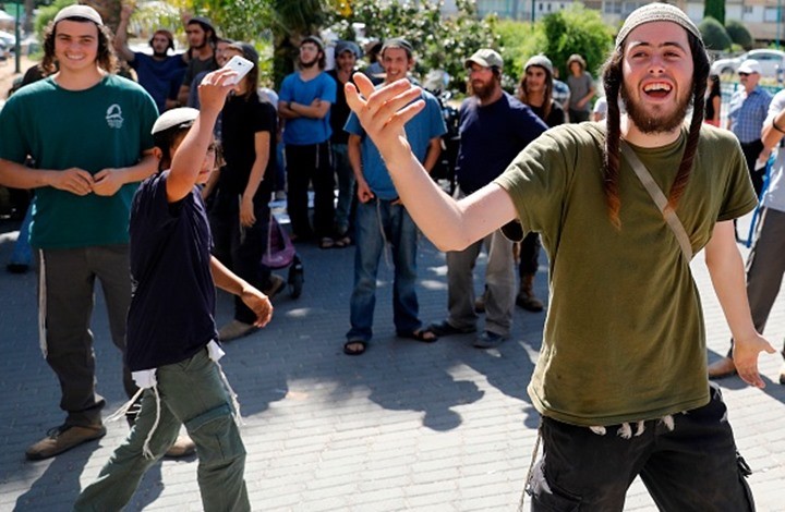 إصابة 12 مستوطنًا إثر انقلاب حافلة قرب القدس