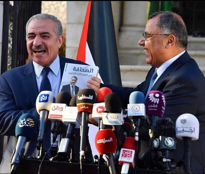 شاهد: كيف اعتذر ملحم لاشتية عن وضع "يديه في جيوبه"؟