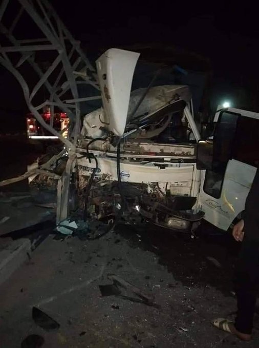 حادث سير إثر اصطدام شاحنة بعمود كهربائي وسط القطاع