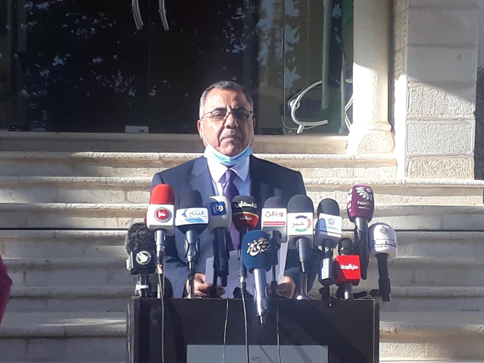 ملحم يكشف عن نقاش بين اشتية والرئيس بشأن قانون التقاعد المعدل