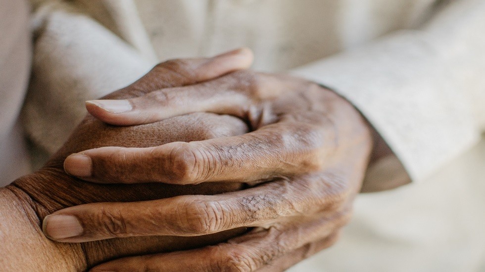 شاهدوا: عاشا معا نصف قرن وتوفيا يدا بيد بفارق دقائق فقط بسبب "فيروس كورونا"