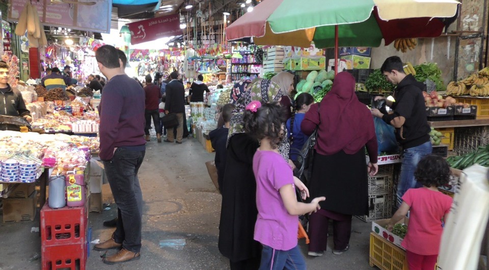 شاهد بالفيديو: غزّة تستقبل شهر رمضان المبارك بوجهٍ حزين