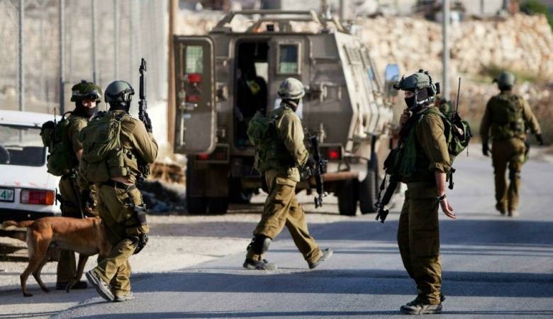 قناة عبرية: شبان فلسطينيون يطلقون النار صوب قوة من جيش الاحتلال شمال البيرة