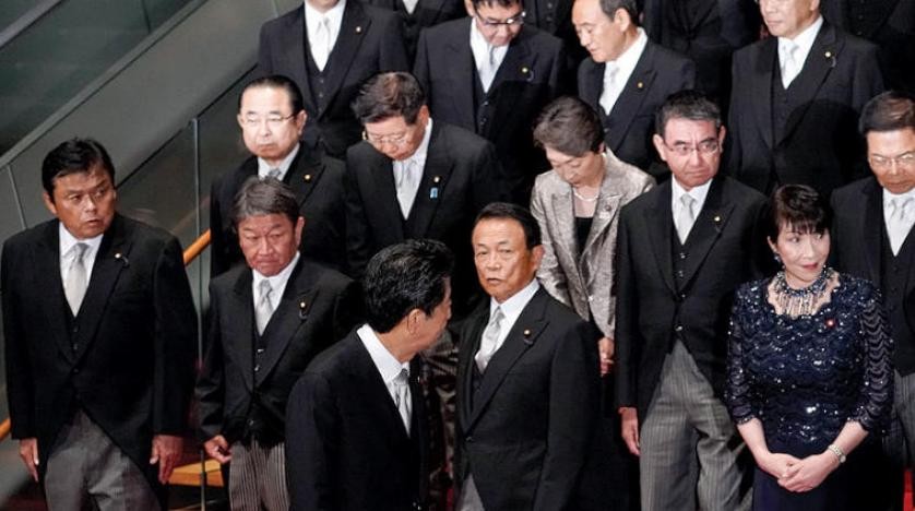 شاهدوا: رئيس الوزراء "الياباني" يثير غضب "اليابانيين" على تويتر بدعوة "خليك بالبيت"