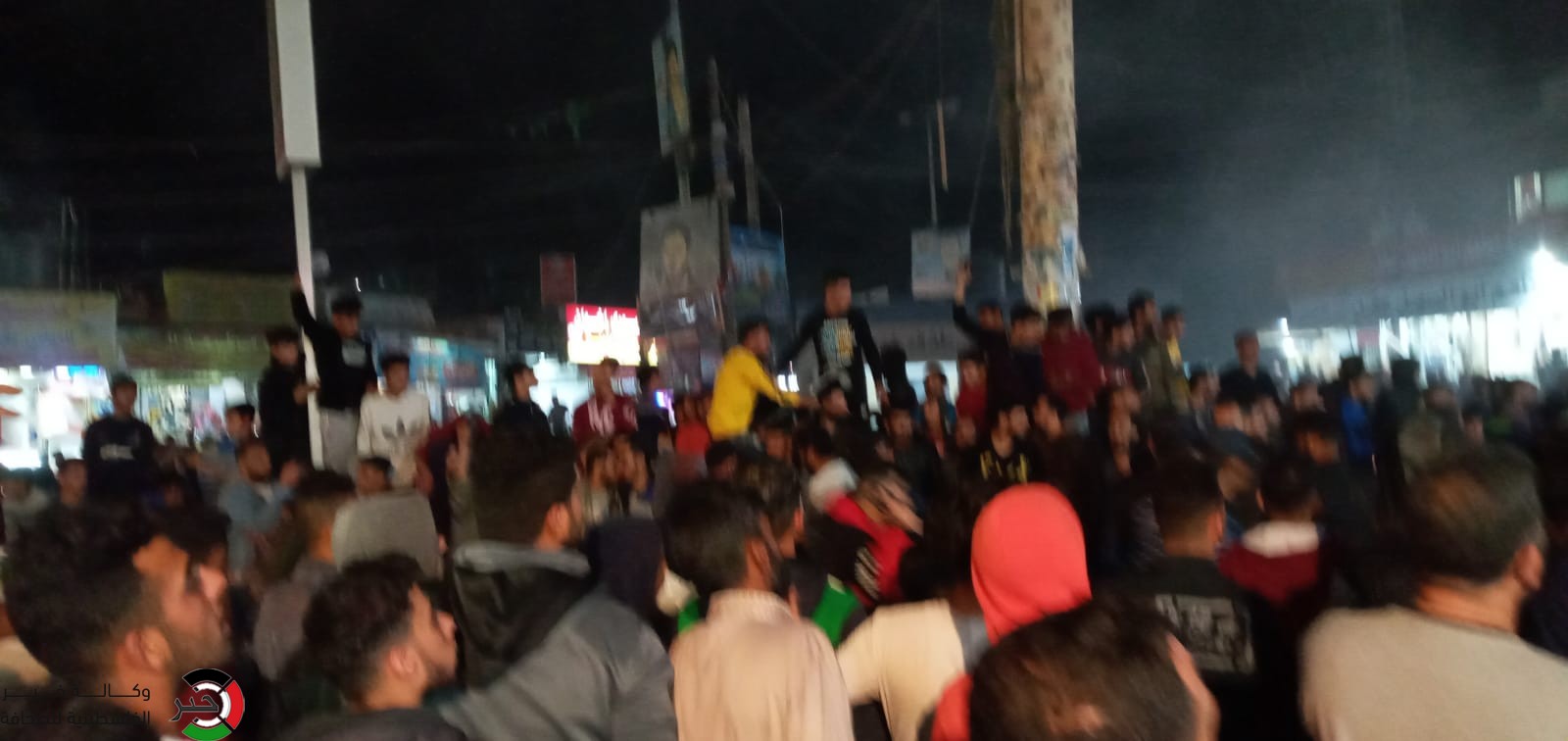 شاهد: تظاهرة حاشدة وسط مخيم النصيرات رفضاً لقرار إزالة "البسطات"