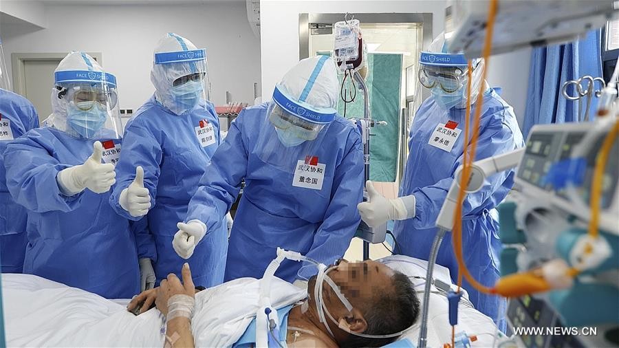 شاهد: تعافي مصاب بفيروس كورونا بعد عملية زراعة للرئتين