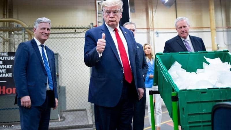 الرئيس الأمريكي يكشف "سر الكمامة".. لهذا السبب لم أضعها