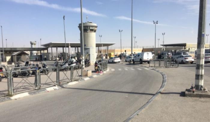 بالفيديو: إصابة شاب برصاص الاحتلال قرب حاجز قلنديا بالقدس